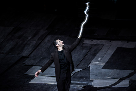 Спектакълът Великият укротител на Димитрис Папайоану ще бъде представен извънредно