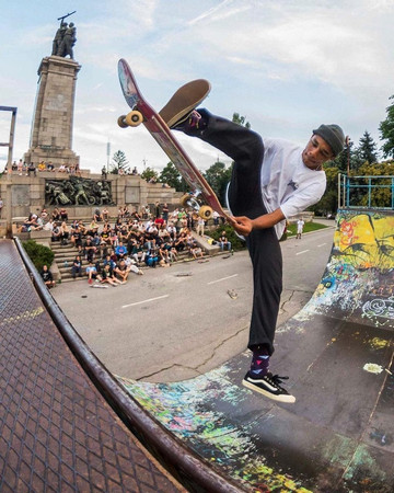 Видеото на Део Катунга който от 5 години живее и