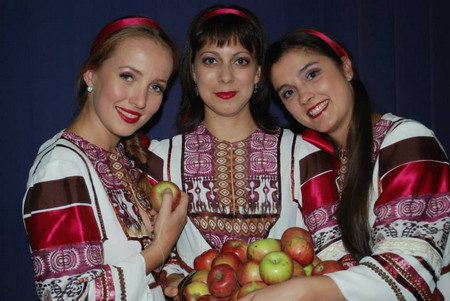 Елеонора Лонтова по образование е химик От 6 годишна свири