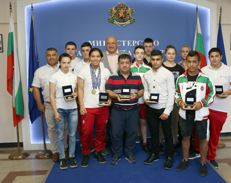 Министърът на младежта и спорта Красен Кралев награди с почетни